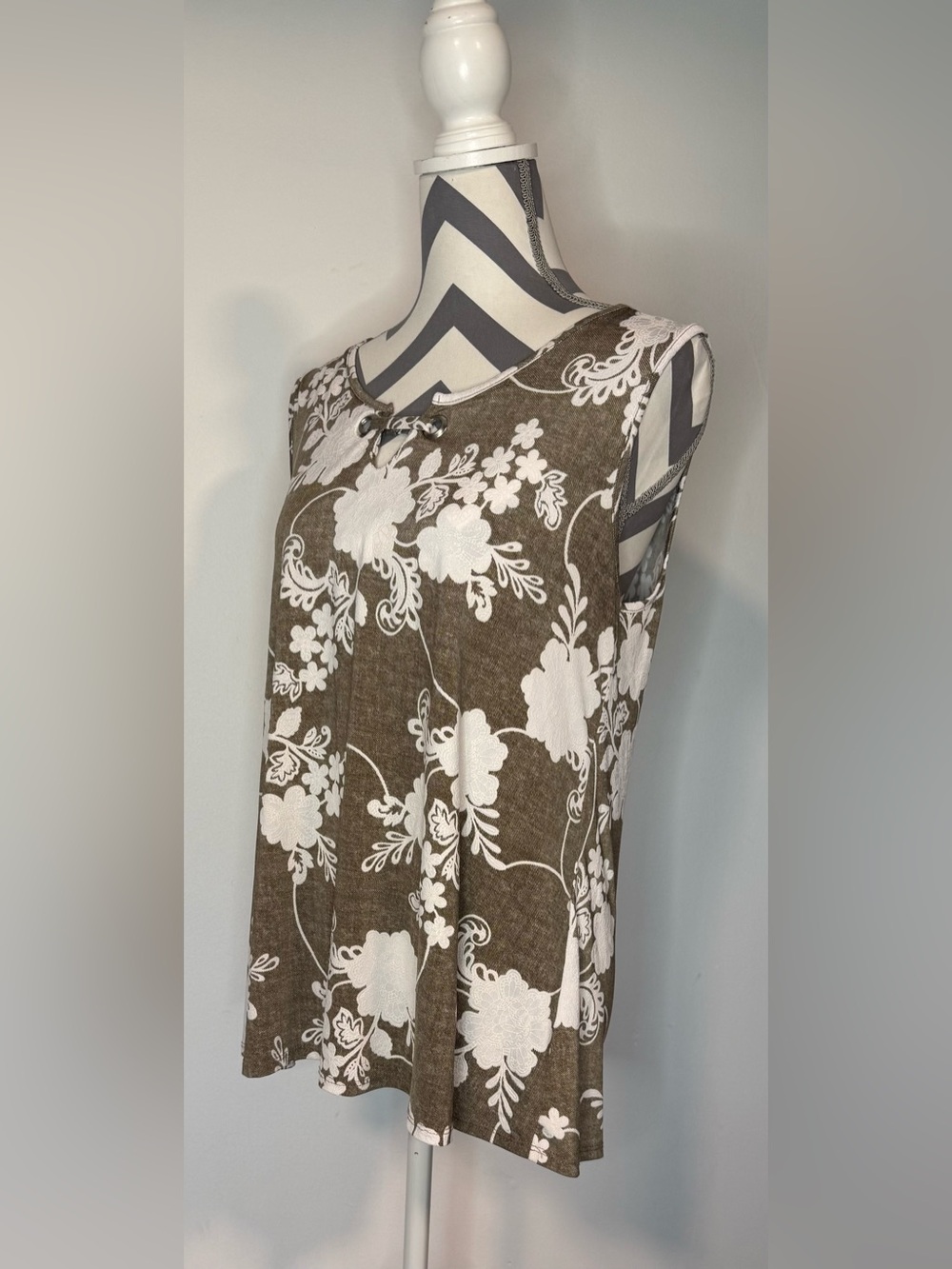 Emi & Joe Women's Brown & White Floral Sleeveless Blouse Size XL